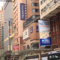 ネイザン通り沿い　いつも人でいっぱい〜