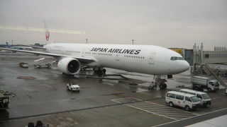 伊丹でチェックイン、成田で出国審査