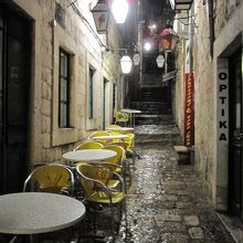 路地にたたずむ店