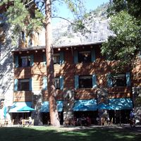 山小屋風の美しい外観