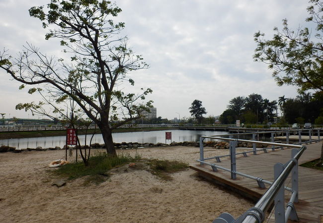 白い砂浜のある公園