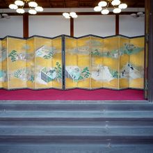 屏風　源氏物語が描かれています