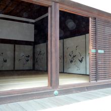 襖絵　桜・鶴・虎と身分によって部屋が違います