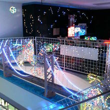 LEDで飾られた明石海峡大橋など、多数の作品が並びます。
