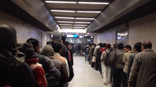 満員電車と荷物チェックの大行列に注意