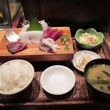 金曜限定の刺身盛り定食２００バーツ 