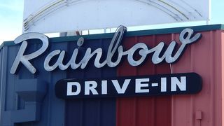 レインボーなお店がかわいい！