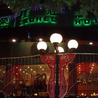 20周年の賑やかな電飾に迎えられました