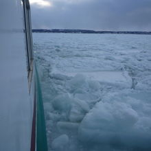 砕氷船と流氷