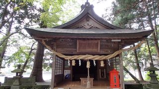 湖畔の神社　鳥居は水の中から