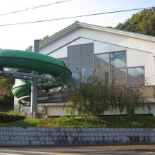 左側には、外にはみ出したウォータースライダーが