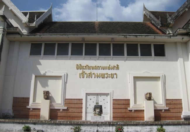 タイの古美術品が展示されている。
