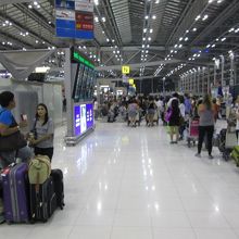 韓国系飛行機のチェックインカウンターが長蛇の列