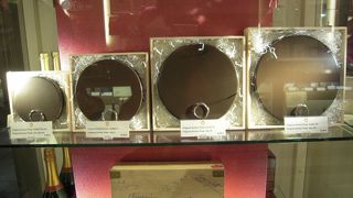 高いけど一度は記念にザッハトルテを食べるか、あるいはザッハコンフィズリーで土産に！