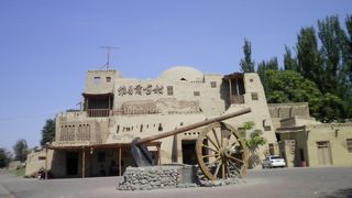 「維吾爾古村」と書かれた土壁家屋と農業オブジェは団体ツアー専用？博物館