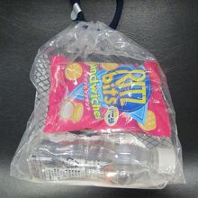 機内食ではなく、ミネラルウォーターとスナック菓子の配布