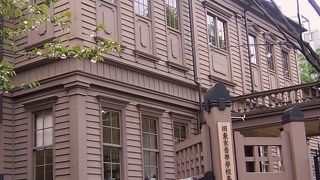 明治23年に創建された木造の洋式音楽ホールで、国の重要文化財に指定