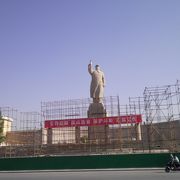大きな毛沢東像は人民路の人民広場