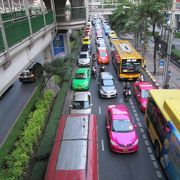 バンコクのメイン通りで渋滞が激しい