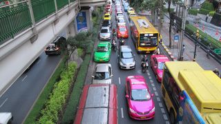バンコクのメイン通りで渋滞が激しい