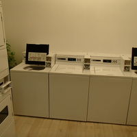 ロイヤルタワー２Ｆにコインランドリーあります、