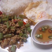 ガパオ飯たまご付で65バーツ