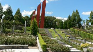 平坦地にダイナミックな景観を生みだしている伊丹市の荒牧バラ公園