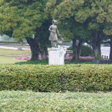 湯川博士の碑文もあります