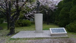 詩の入った碑が横にあり。