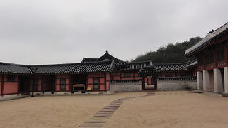 昼の観光がお勧め。