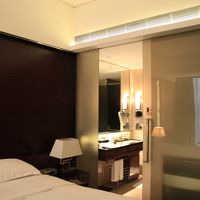 上品な木調の部屋