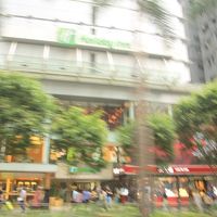 ホテル前面は人も車もあふれている