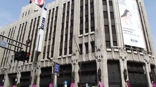 一際目立つ貫禄充分なビルです