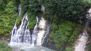 滝が白ひげのよう