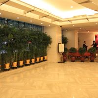 ロビー奥に工事完了後のホテルのパース図がある