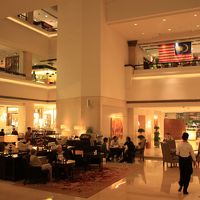 吹き抜けになった天井が気持ちよいロビーラウンジ