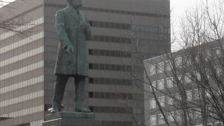 大通公園に黒田清隆像と並んで立つホーレス ケプロン像