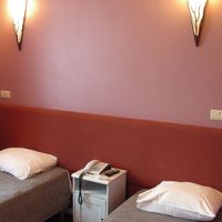 ベッドは最小クラス、おかげで部屋は狭いながらも広く感じる！？