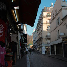 寺院から大通りに出るまでのお土産屋さん