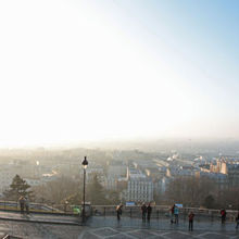 寺院の前から、冬の朝は逆光になります
