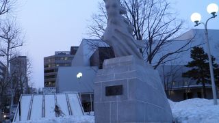 ＮＨＫ札幌放送局前にある鳩を掲げた乙女の像