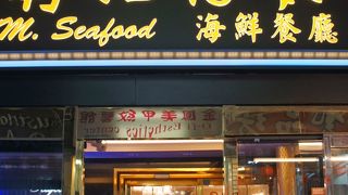 華西街夜市のディープな雰囲気から一転したヨーロッパのサロンのような内装に驚かされます。