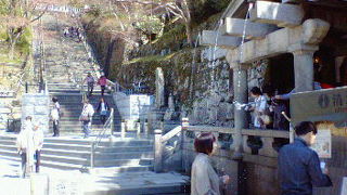 清水をすくい取って願掛けする清水寺ならではの滝