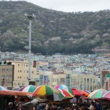 チャガルチから見える傾斜の建つ建物。