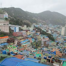 上の方からの眺め。上に学校もカラフルに塗られています。