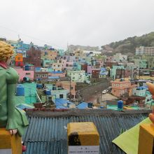 柵に座って眺めている人形