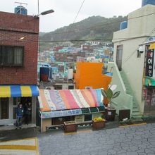 カラフルの屋根で地図が売っています。