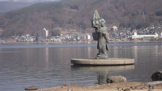 湖畔に立つ姫の像
