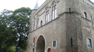 ブルージュの中心から東側にあります。