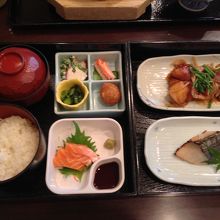 ランチ　四季彩箱膳1,000円